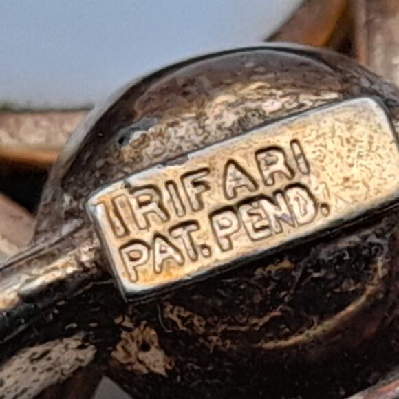 Vintage Trifari White Milk Glass Beaded Brooch - Picture 4 of 8